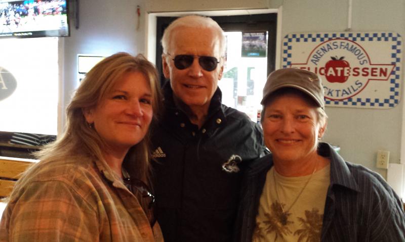 Anne Davey and Lori Jacobs of local music duo Bettenroo hang out with Joe Biden at Arena's in Rehoboth Beach.